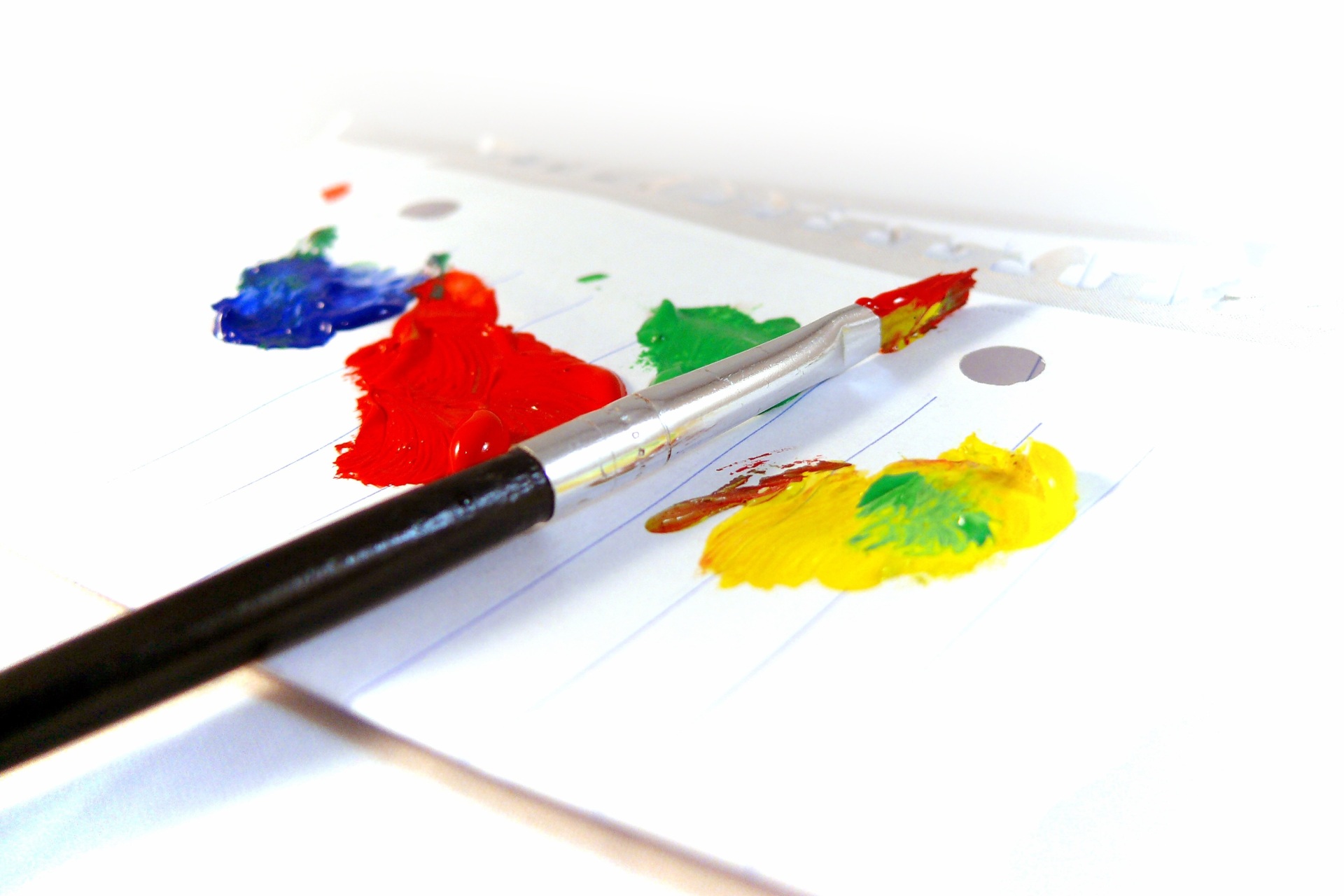 Pinsel mit Farben