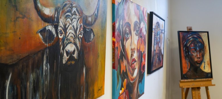 Abstrakte Gemälde bei einer Kunstausstellung in Rennerod