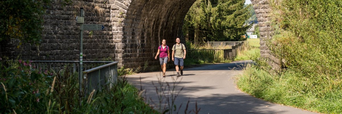 Rund um Rehe bietet der Wanderweg eindrucksvolle Ausblicke auf das Naturschutzgebiet. Hier können Wanderer unberührte Natur, Wälder und Wiesen erleben und die Vielfalt der Tierwelt genießen.