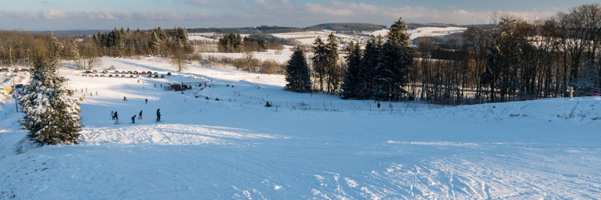 Der Salzburger Kopf im Westerwald: Wintersportler genießen die höchste Skiabfahrt der Region, während Familien die sanften Hänge für Anfänger nutzen. Schnee bedeckte Landschaften und präparierte Loipen bieten ideale Bedingungen für Skifahren, Snowtubing und Langlauf.