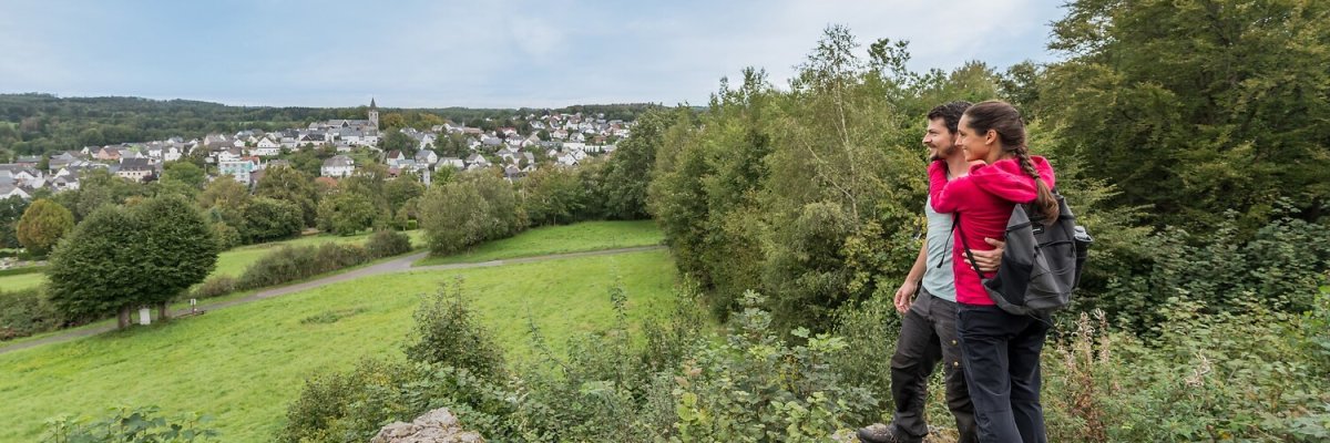 Die Wäller Tour „Hohe Hahnstein“ führt Radfahrer durch eine abwechslungsreiche Landschaft mit sanften Hügeln, dichten Wäldern und weiten Ausblicken. Der markante Hahnstein bildet dabei den Höhepunkt der Strecke, die beeindruckende Perspektiven auf die malerische Westerwaldregion bietet – ein echtes Highlight für alle Naturfreunde.
