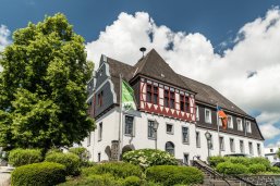 Das Alte Amtsgericht in Rennerod, im Hohen Westerwald, ist ein großes, historisches Gebäude mit einer langen Verwaltungstradition. Erbaut in den Jahren 1775/1776, diente es zunächst als Amtshaus für den Amtmann und die Bediensteten des Amtes Rennerod. Bis 1972 fungierte es als Gerichtsgebäude, bevor die Justizverwaltung nach Westerburg umzog. Das Alte Amtsgericht in Rennerod im Hohen Westerwald. Das historische Gebäude aus dem 18. Jahrhundert ist heute Sitz der Verbandsgemeindeverwaltung.