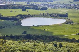 Breitenbachtalsperre ist eine kleine Talsperre ganz in der Nähe von Rennerod, lädt ein zum Spazieren gehen Breitenbachtalsperre ist eine kleine Talsperre in der Nähe zu Rennerod. Geeignet zum Wandern, Natur erleben, Ruhe geniessen. Praktisch ist der Parkplatz vor Ort, auch als kurzweiliger Spazierweg geeignet.