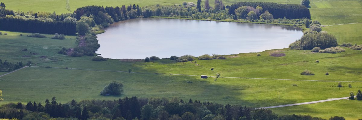 Breitenbachtalsperre ist ein wunderbarer Spazierweg mit kurzer Distanz ganz in der Nähe von Rennerod, lädt ein zum Spazieren gehen Breitenbachtalsperre ist eine kleine Talsperre in der Nähe zu Rennerod. Geeignet zum Wandern, Natur erleben, Ruhe geniessen. Praktisch ist der Parkplatz vor Ort, auch als kurzweiliger Spazierweg geeignet.