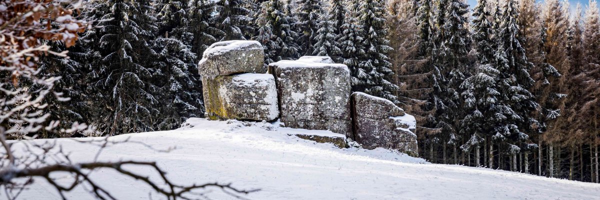 Der mystische Ketzerstein, unweit von Weissenberg und Liebenscheid im Hohen Westerwald, ist eine beeindruckende Basaltformation, die besonders in den winterlichen Monaten ihre ganze Pracht entfaltet. Der frostige Atem des Winters legt sich wie ein sanfter Schleier über die Felsen, und die verschneite Landschaft rundherum verleiht diesem Ort eine ruhige, fast meditative Atmosphäre. Ein wahres Naturwunder, das in der kalten Jahreszeit zu einer ganz eigenen Art von Magie einlädt. 32 Kühe