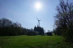 Der 'Kleine Wäller Rund um Mabühl' ist ein familienfreundlicher Wanderweg nahe Rennerod im Hohen Westerwald. Die Strecke führt durch abwechslungsreiche Landschaften mit informativen Tafeln zu Flora und Fauna. Picknickmöglichkeiten am Oberroder Knoten und dem Vereinsheim des Sportfischervereins 'Früh auf' laden zur Rast ein. Ein idyllischer Wanderweg führt durch die abwechslungsreiche Landschaft des Mabühl nahe Rennerod im Hohen Westerwald, gesäumt von informativen Tafeln zur heimischen Natur.