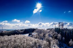 Der Salzburger Kopf, mit einer Höhe von 654 Metern, ist die dritthöchste Erhebung des Westerwaldes und befindet sich nahe Rennerod. In den Wintermonaten verwandelt sich die Region in ein Paradies für Wintersportler. Der Wintersportverein Salzburger Kopf e.V. betreibt hier die höchstgelegene Skiabfahrt des Westerwaldes, ergänzt durch eine Snowtubing-Anlage und gut präparierte Langlaufloipen. Familien schätzen besonders die sanften Hänge, die sich ideal für Anfänger eignen. Im Vergleich zu anderen Skigebieten der Region besticht der Salzburger Kopf durch seine familiäre Atmosphäre und die Vielfalt der angebotenen Aktivitäten. Stein-Neukirch bzw. Salzburger Kopf im Winter, unter einem klaren, blauen Himmel. Die Natur strahlt Ruhe und Idylle aus und lädt zu einem erholsamen Spaziergang oder zum Rodeln und Skifahren ein.