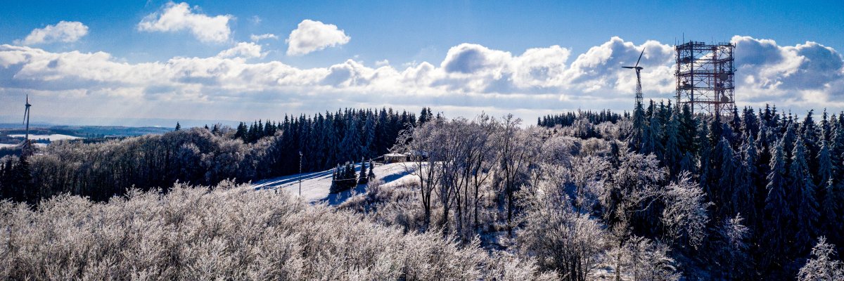 Der Salzburger Kopf, mit einer Höhe von 654 Metern, ist die dritthöchste Erhebung des Westerwaldes und befindet sich nahe Rennerod. In den Wintermonaten verwandelt sich die Region in ein Paradies für Wintersportler. Der Wintersportverein Salzburger Kopf e.V. betreibt hier die höchstgelegene Skiabfahrt des Westerwaldes, ergänzt durch eine Snowtubing-Anlage und gut präparierte Langlaufloipen. Familien schätzen besonders die sanften Hänge, die sich ideal für Anfänger eignen. Im Vergleich zu anderen Skigebieten der Region besticht der Salzburger Kopf durch seine familiäre Atmosphäre und die Vielfalt der angebotenen Aktivitäten. Stein-Neukirch bzw. Salzburger Kopf im Winter, unter einem klaren, blauen Himmel. Die Natur strahlt Ruhe und Idylle aus und lädt zu einem erholsamen Spaziergang oder zum Rodeln und Skifahren ein.