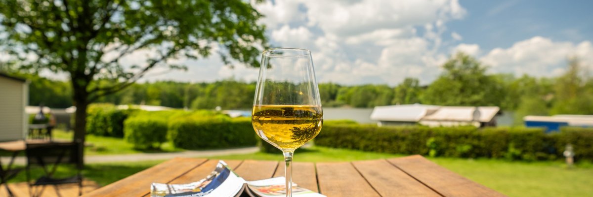 Picknicktisch mit Wein und Aussicht. Naturvielfalt und Ruhe geniessen kann man hier in Rennerod im Hohen Westerwald.