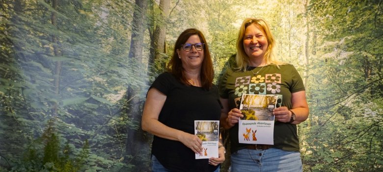 Kerstin Guckert und Bianca Weber präsentieren die neue Kinderbroschüre