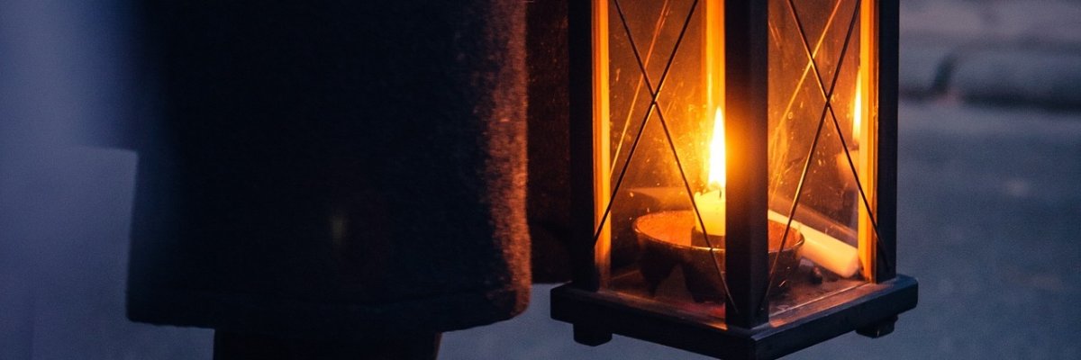 Der Nachtwächter führt die Besucher auf einem Stadtrundgang durch Rennerod, vorbei am historischen Alten Rathaus, das von der langen Geschichte und Entwicklung der Stadt erzählt.
